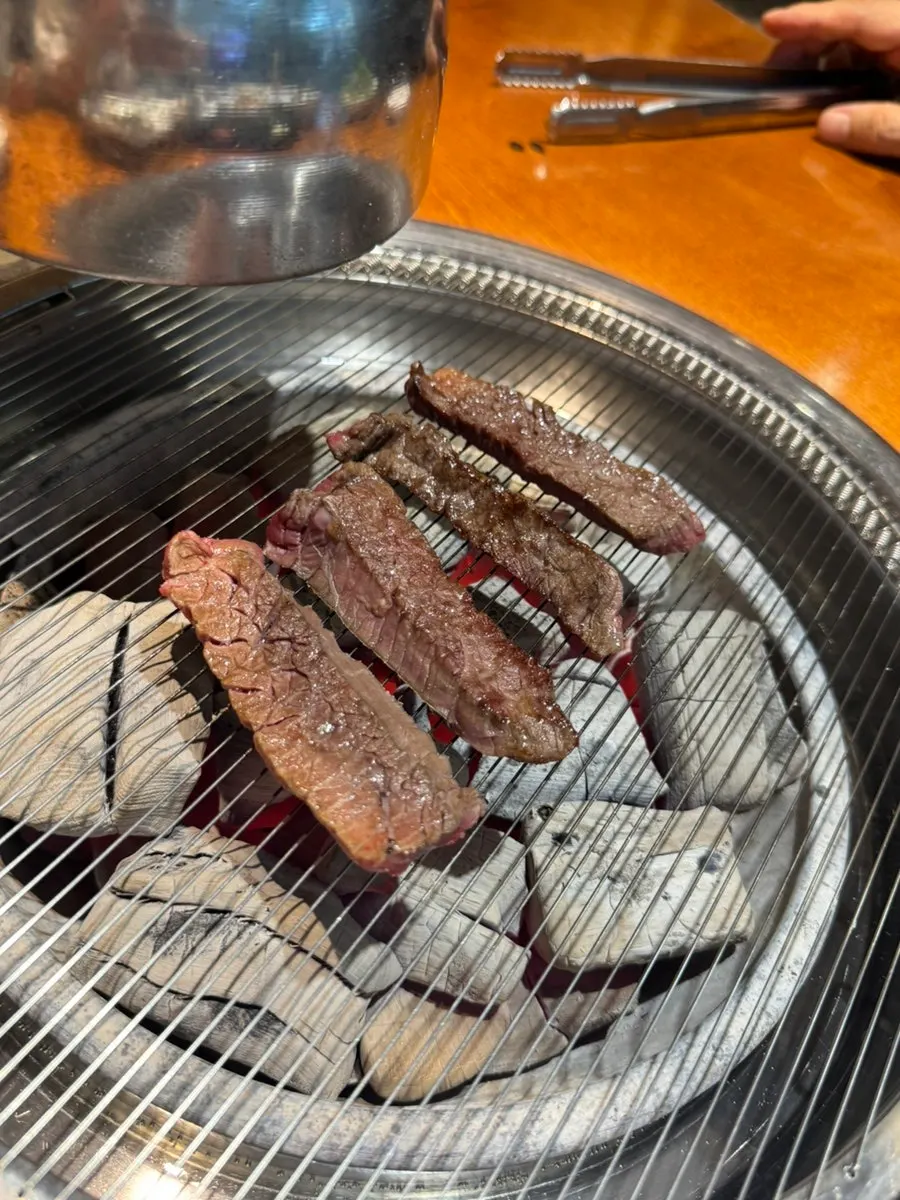 안창살과 생갈비가 담긴 상차림