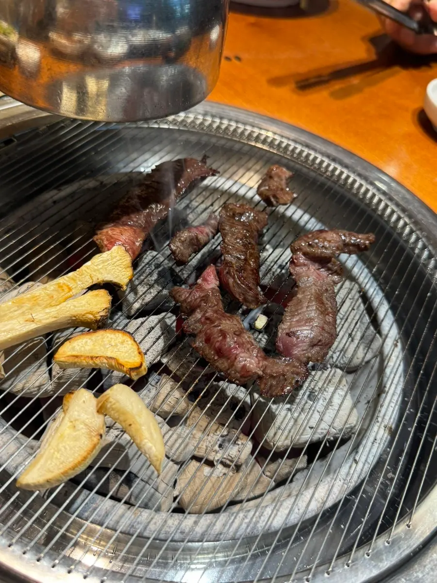 Medium-grilled skirt steak dipped in salt