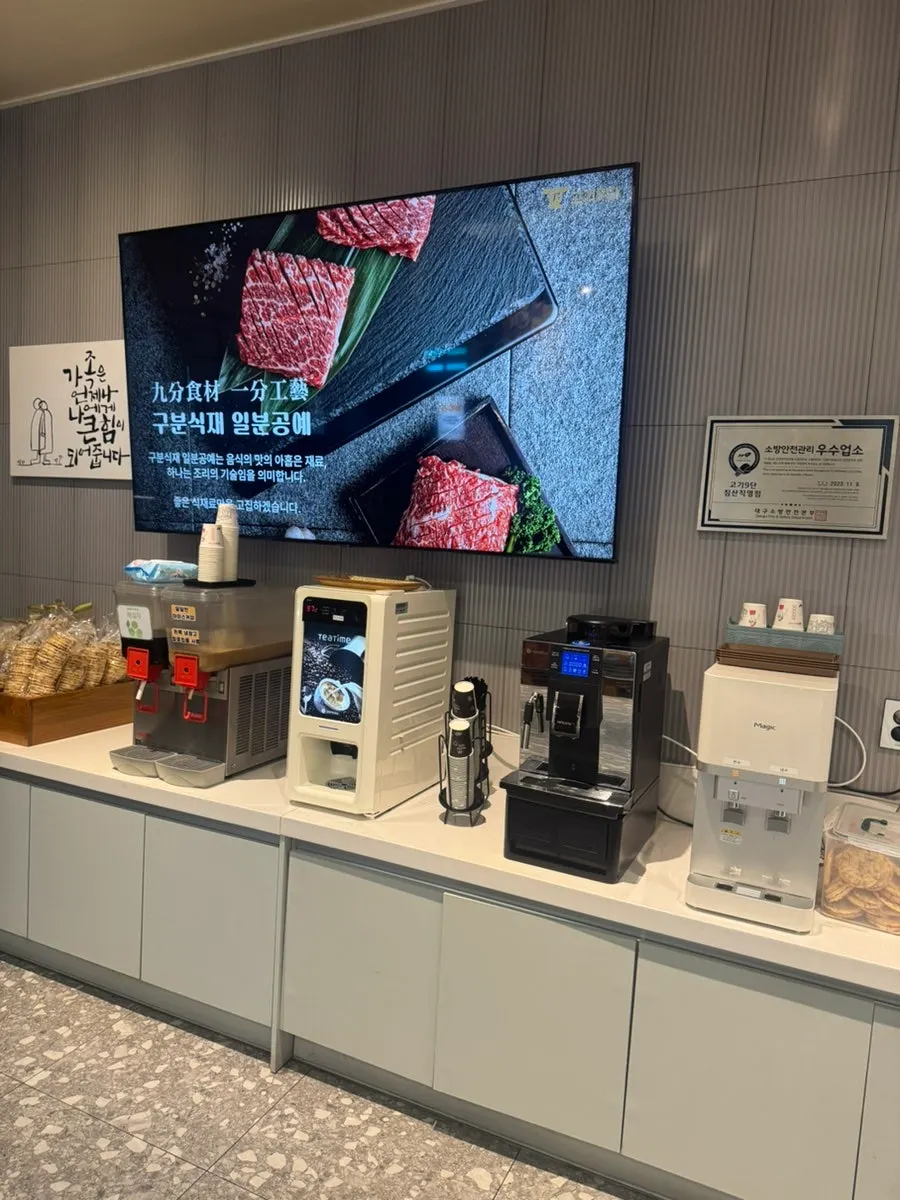 Serving robot delivering sides to the table