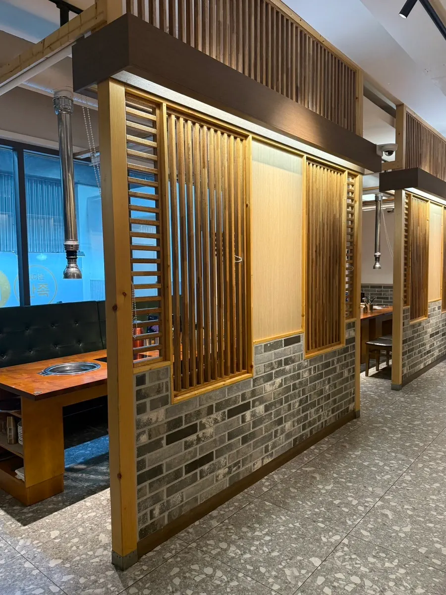 Spacious dining hall tables at Gogi 9dan Chimsan Direct Branch
