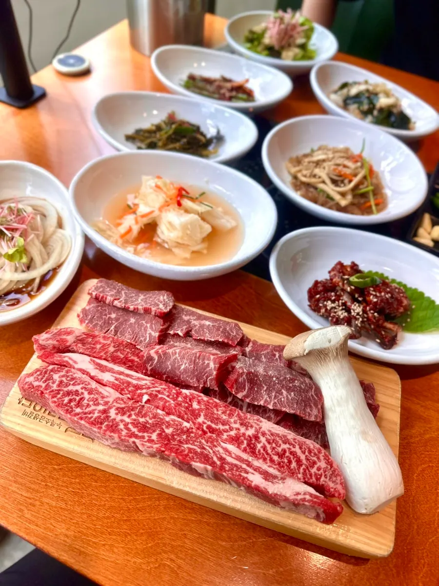 Thickly sliced flower short rib and skirt steak, half platter each