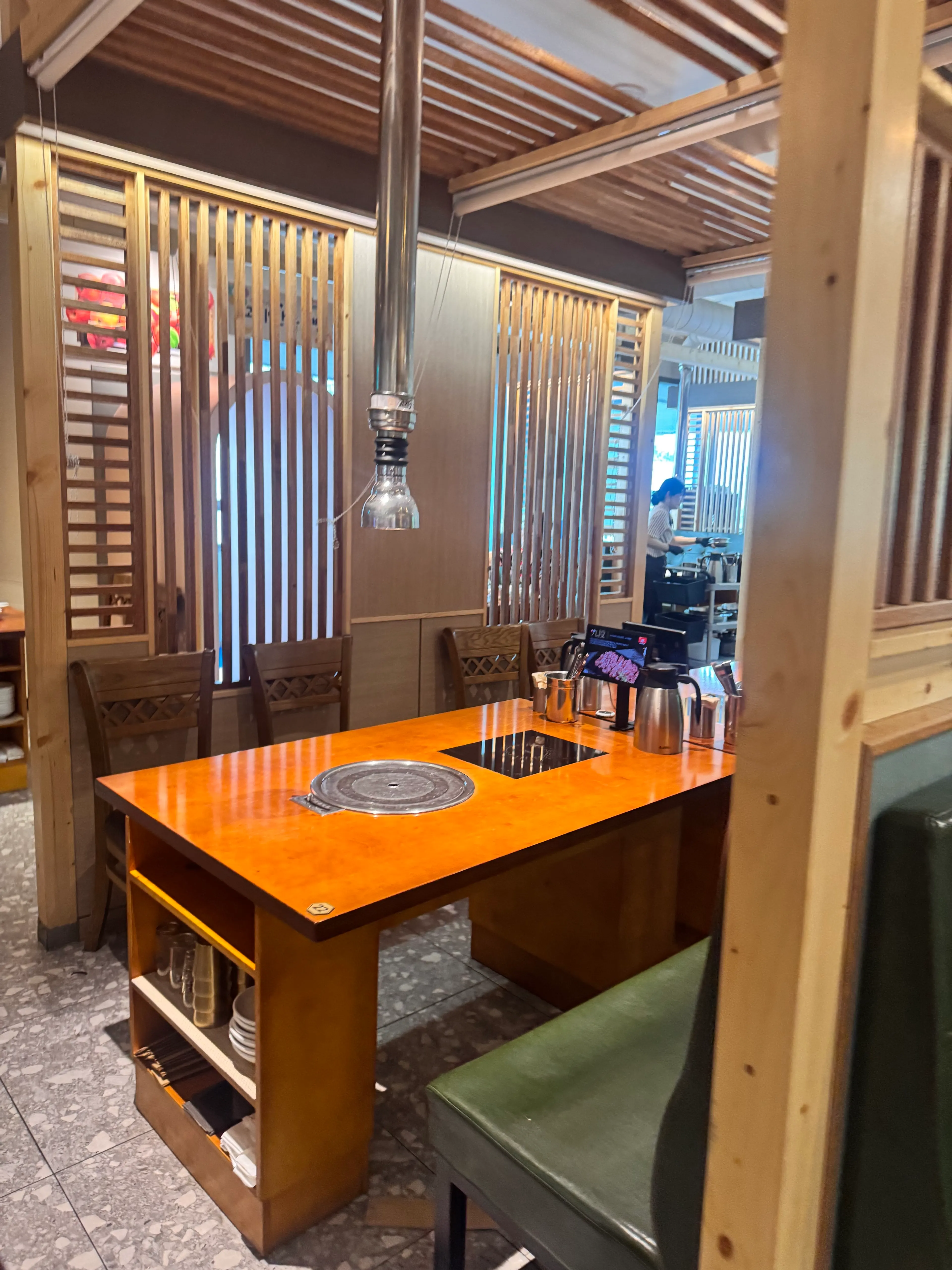 Tables divided by partitions at Gogi 9dan Chimsan Direct Branch