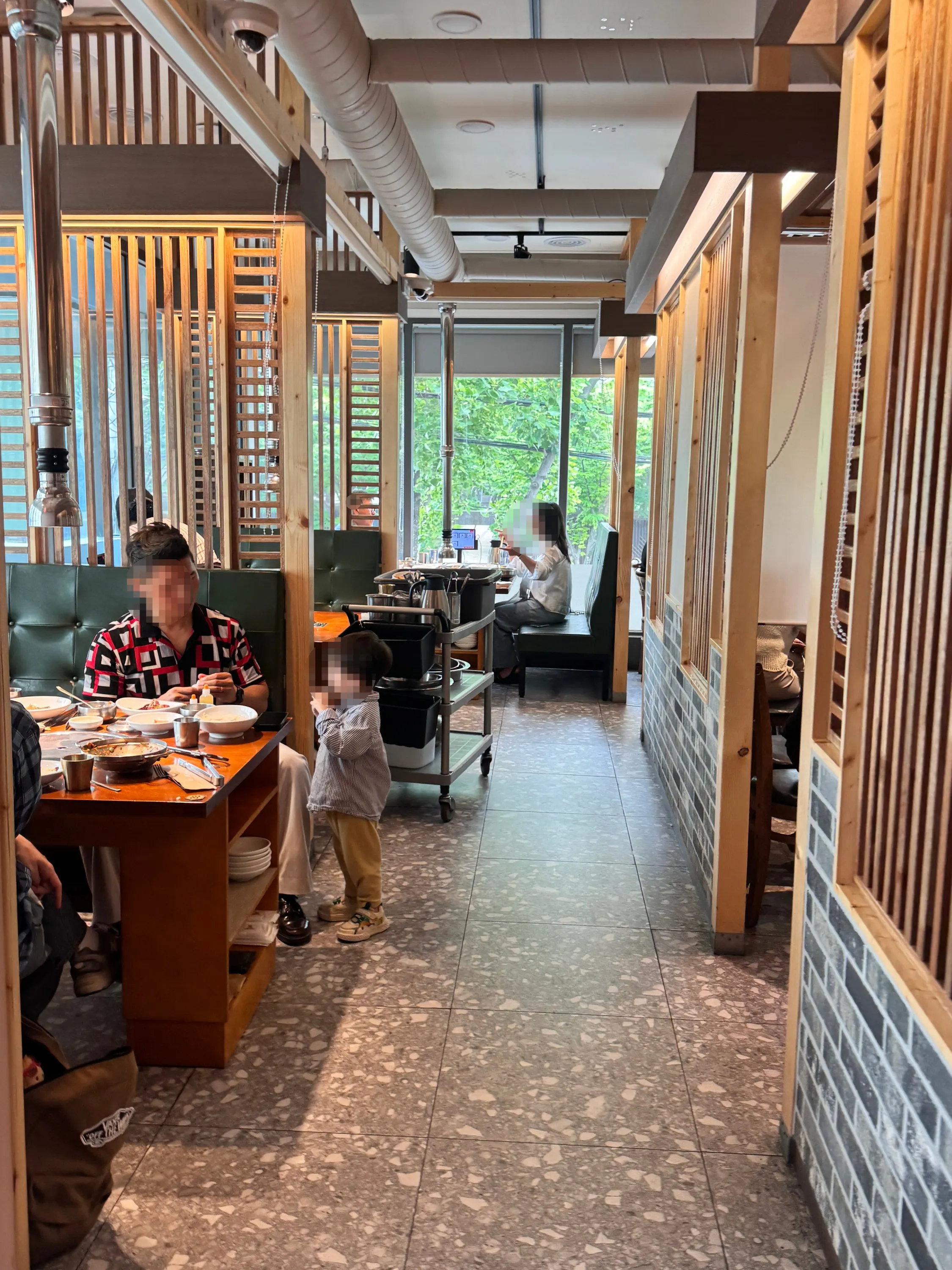 Generously spaced seating at Gogi 9dan Chimsan Direct Branch