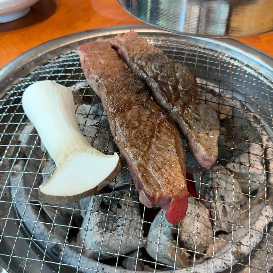 Sushi topped with yukhoe