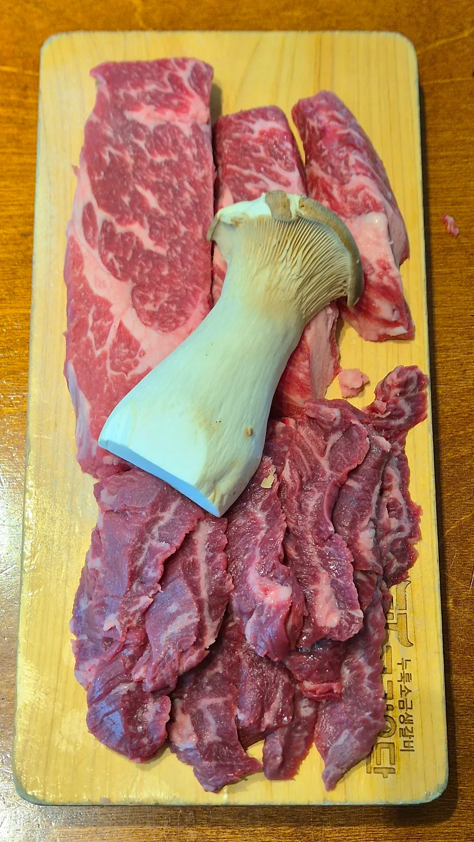 서빙로봇이 가져다준 소고기 접시