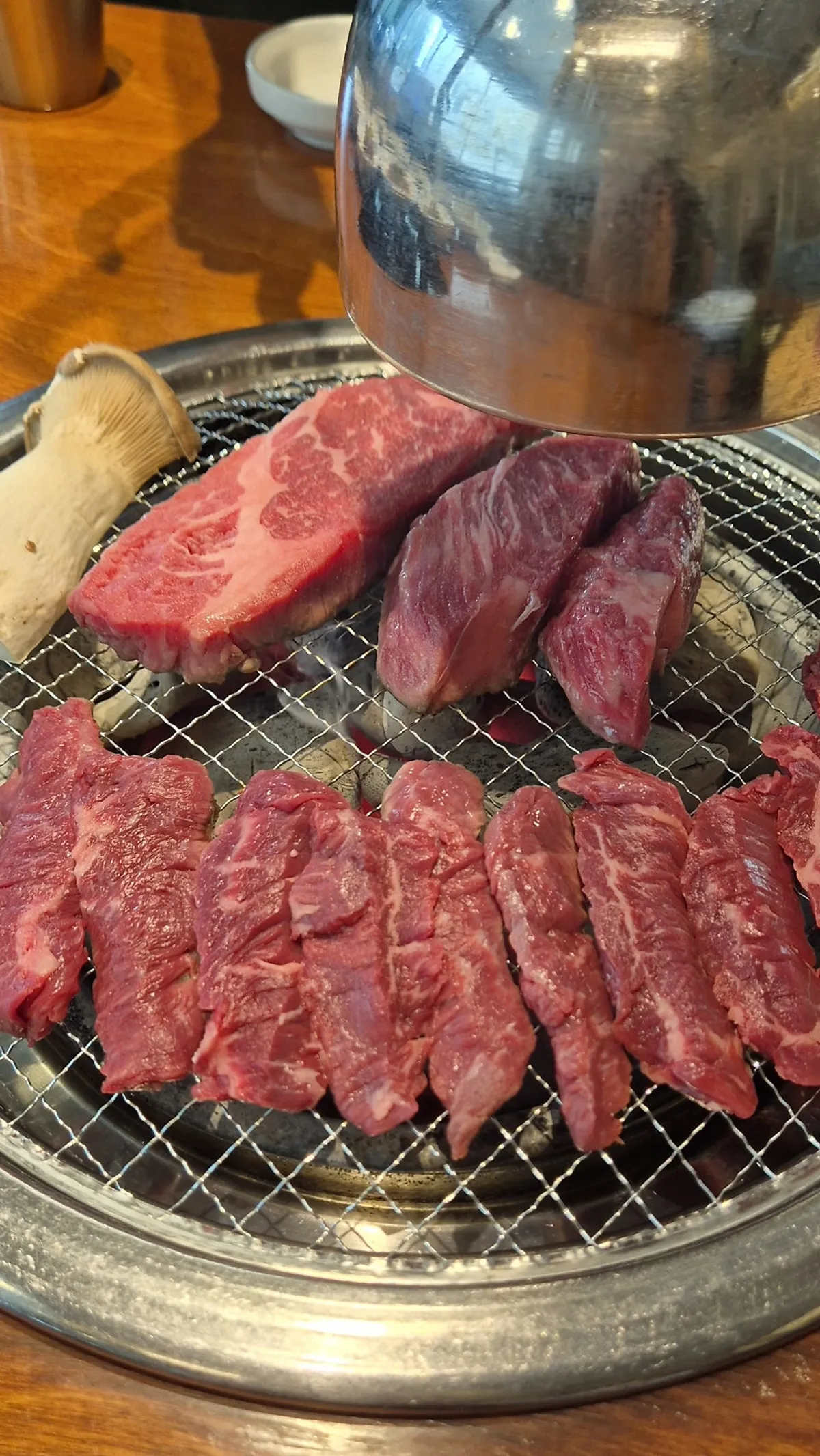 버섯과 함께 담겨 나온 소고기 구이용 접시