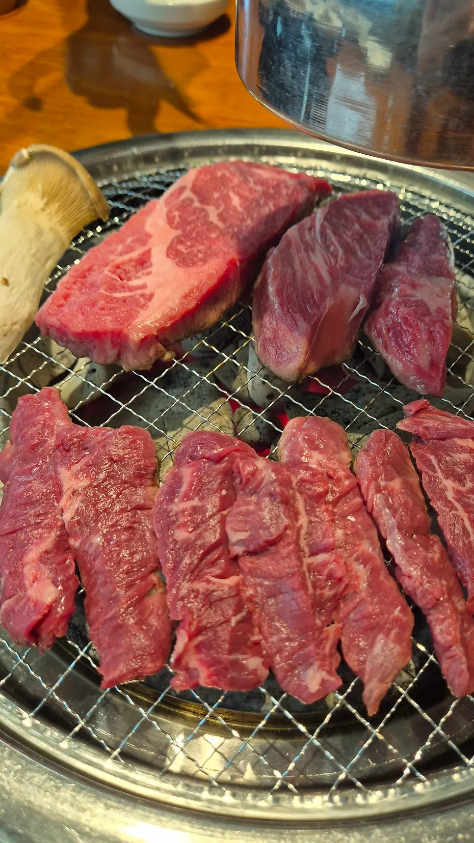 불판에서 천천히 굽는 두툼한 꽃갈비살