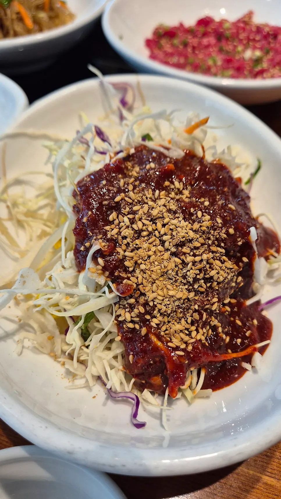 9단 세트의 돼지 김치찌개와 매콤 쫄면