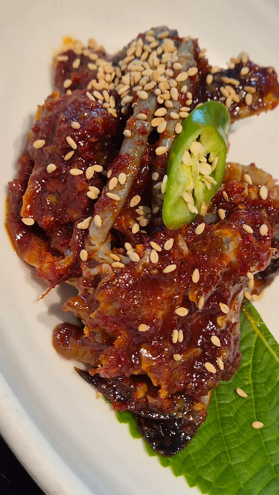파김치와 브로콜리장아찌 반찬 접시