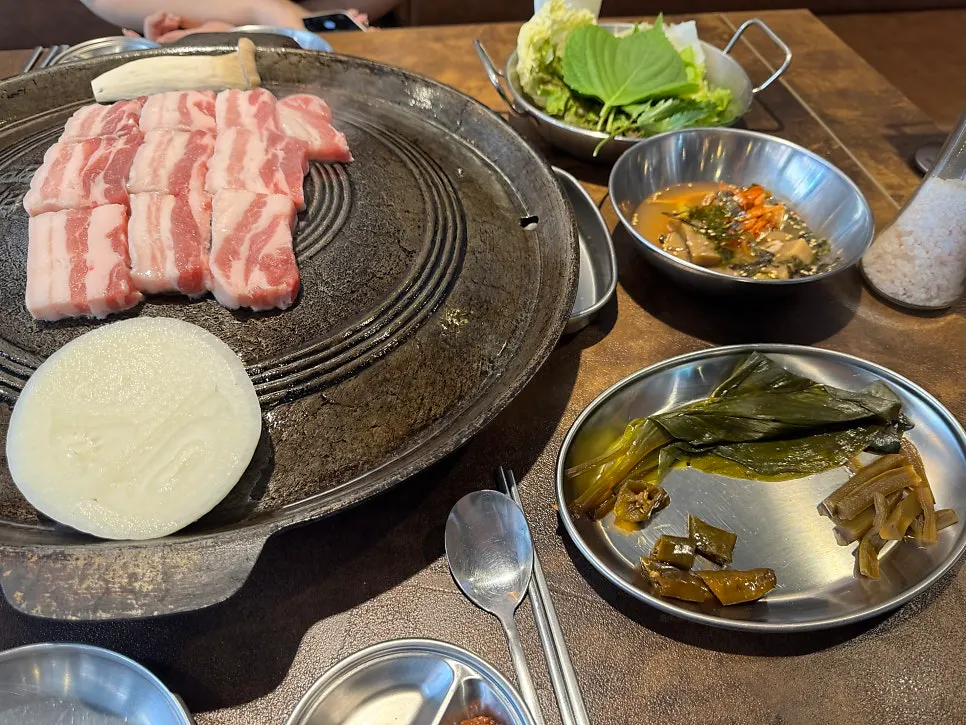 Basic table setting with aged kimchi and scallion kimchi on a bamboo tray