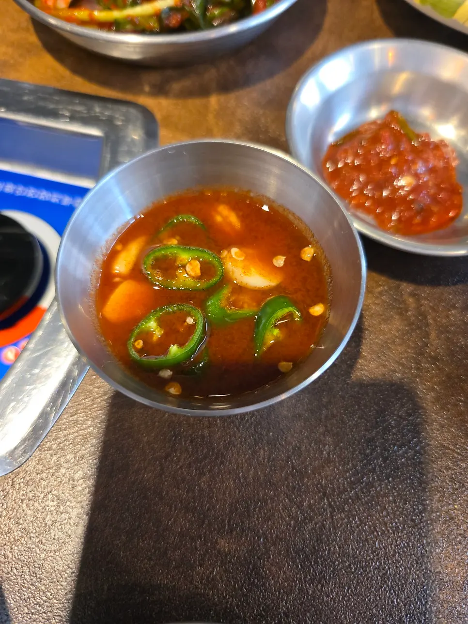 명이나물과 장아찌 등 수제 반찬 상차림