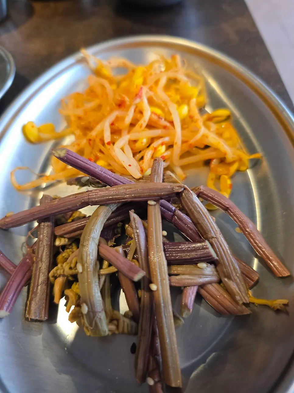 직접 만든 쌈장과 밑반찬 접시