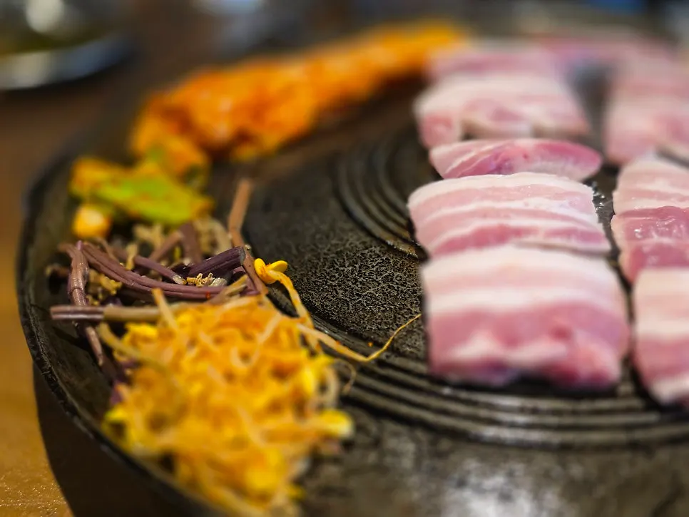고기가온당 솥뚜껑 불판과 반찬 세팅