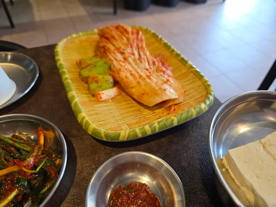 노릇하게 구워진 오겹살 한 점