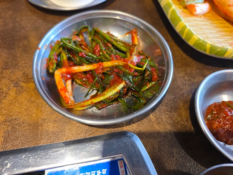고기가온당 반찬과 구운 고기 상차림