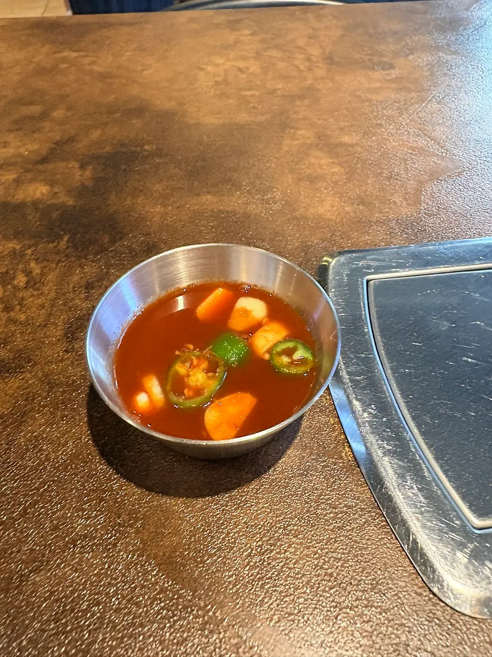 자리에 앉자 차려지는 기본 반찬