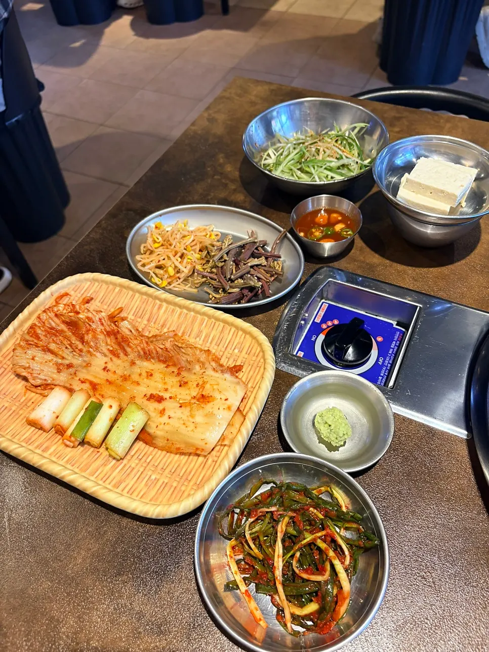테이블에 놓인 밑반찬과 묵국