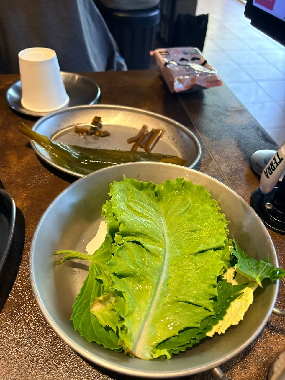 고기 나오기 전 풍성해진 반찬 테이블
