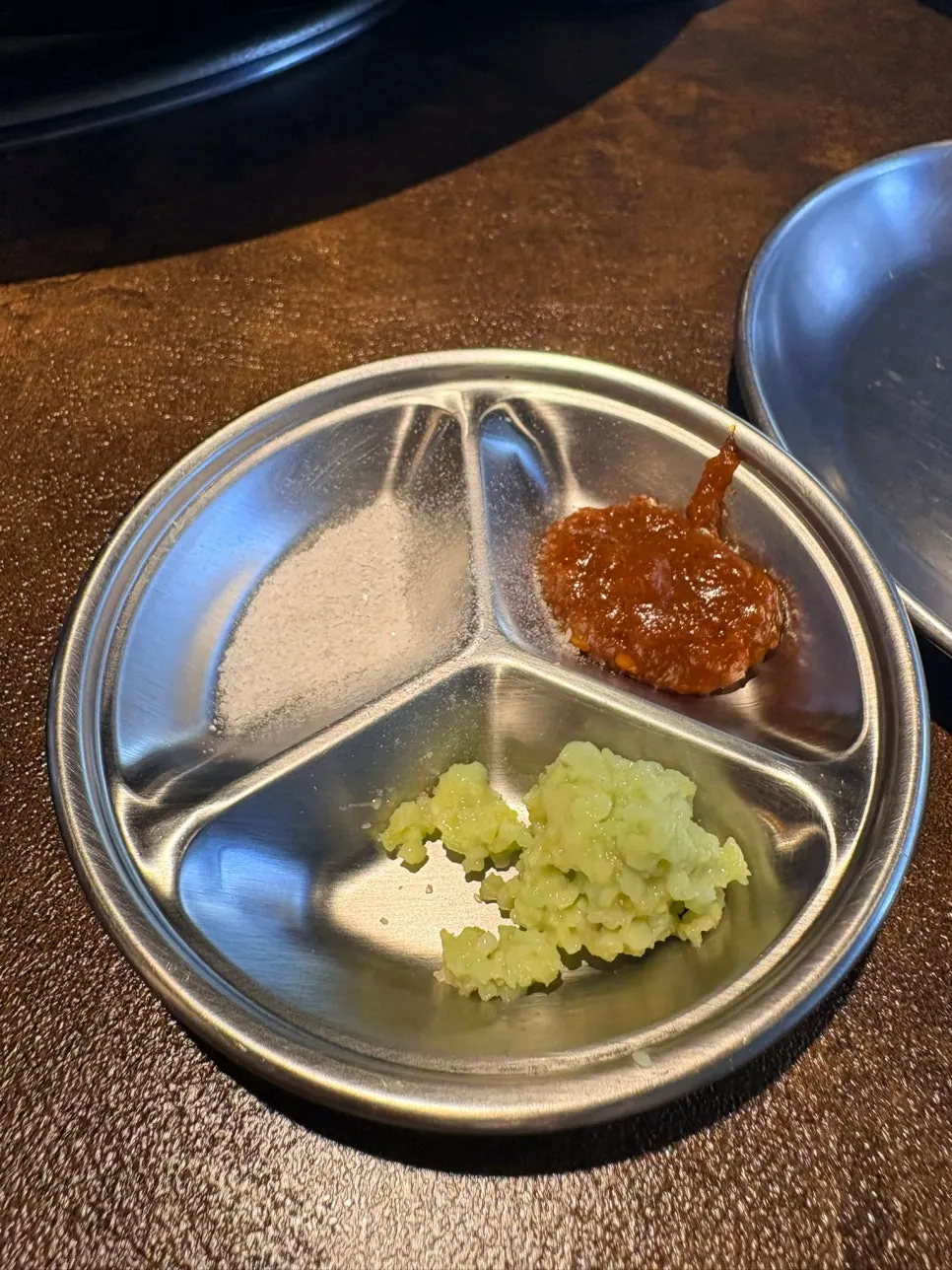 취향대로 준비한 고기 소스 접시