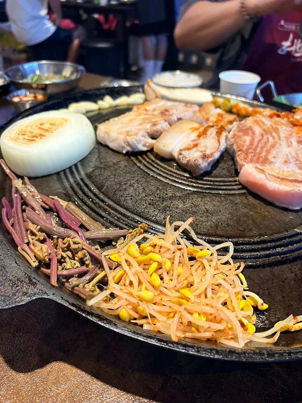 솥뚜껑 주변에 올린 김치와 콩나물