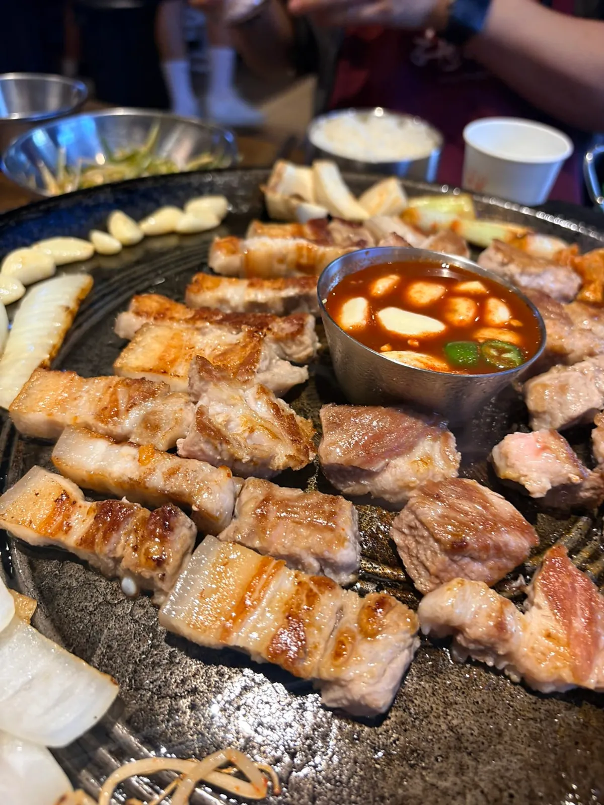 멜젓까지 올린 솥뚜껑 삼겹살 한상