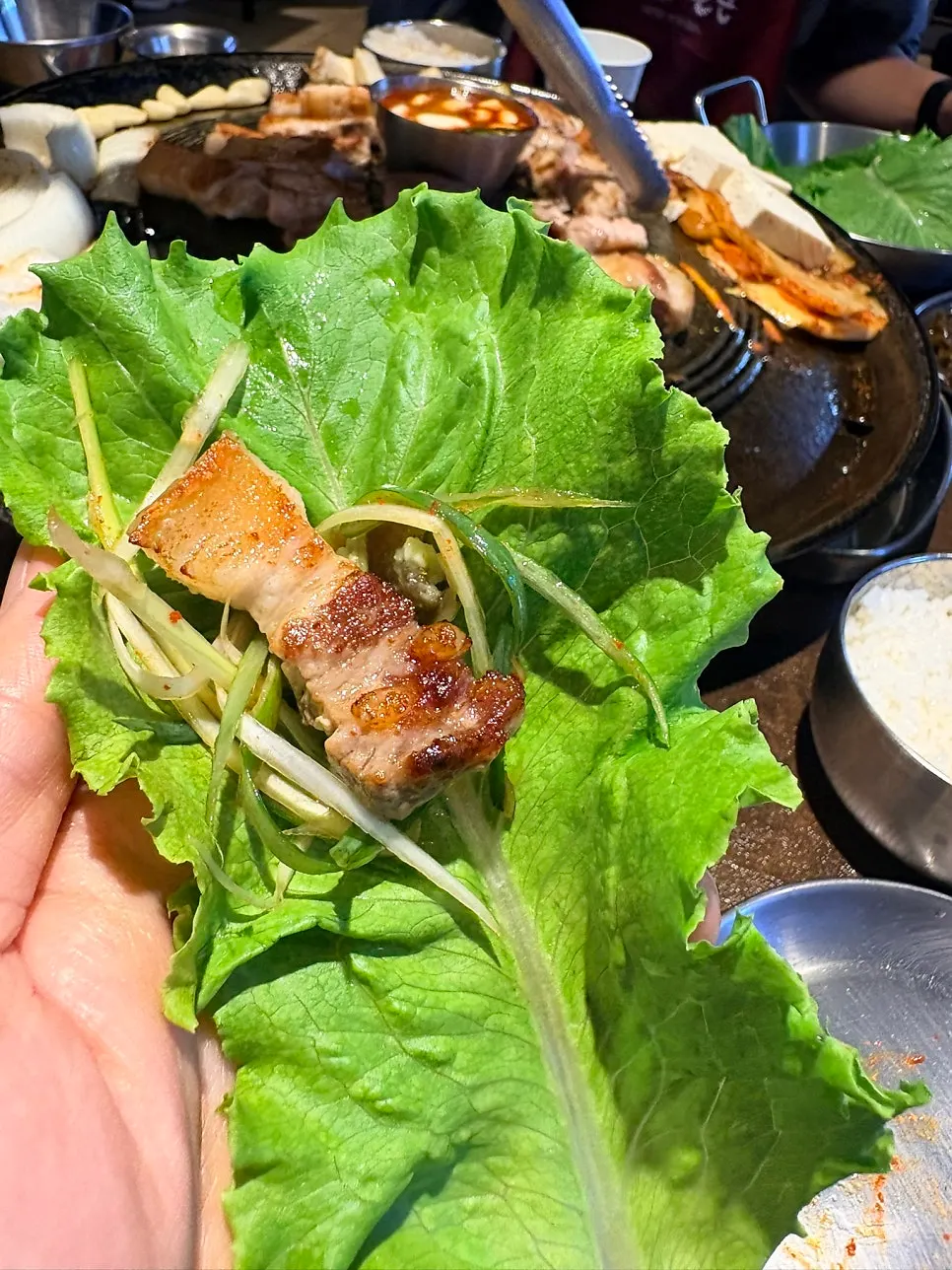 명이나물에 올린 구운 삼겹살