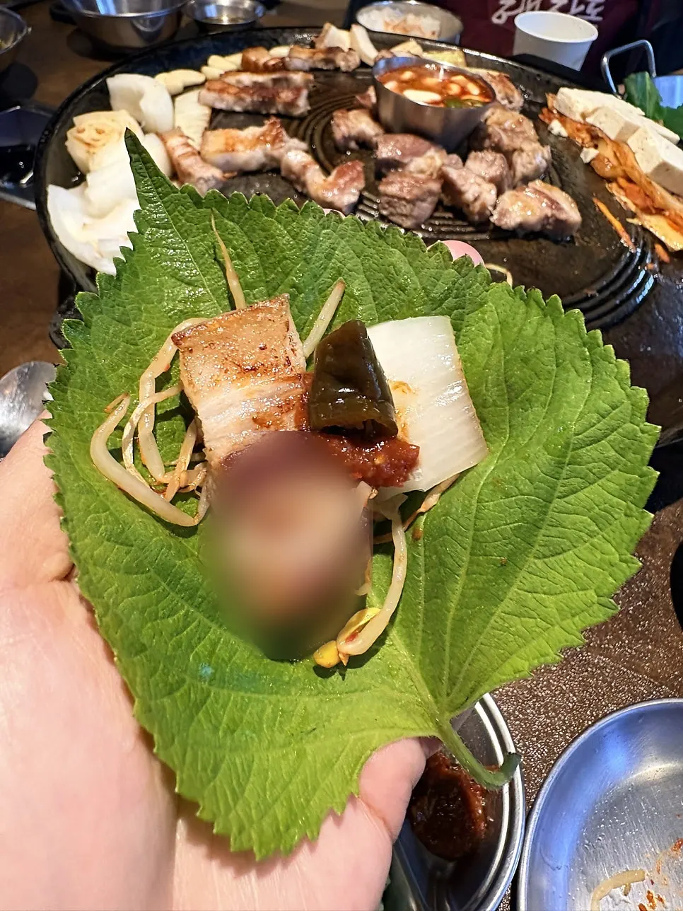 와사비를 곁들인 고기 한 점