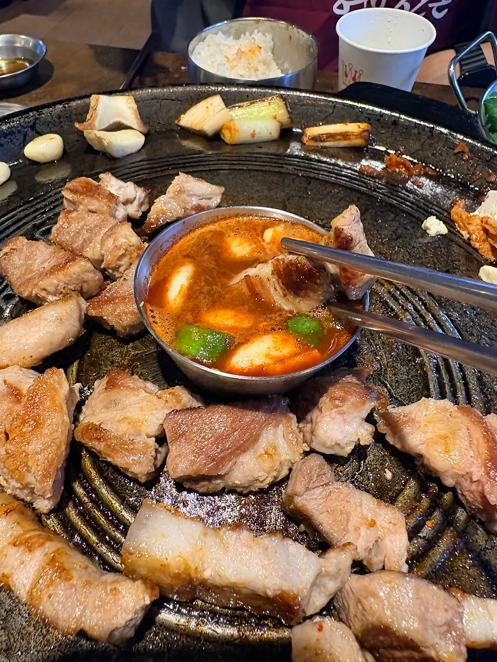 구운 김치와 두부를 곁들인 고기