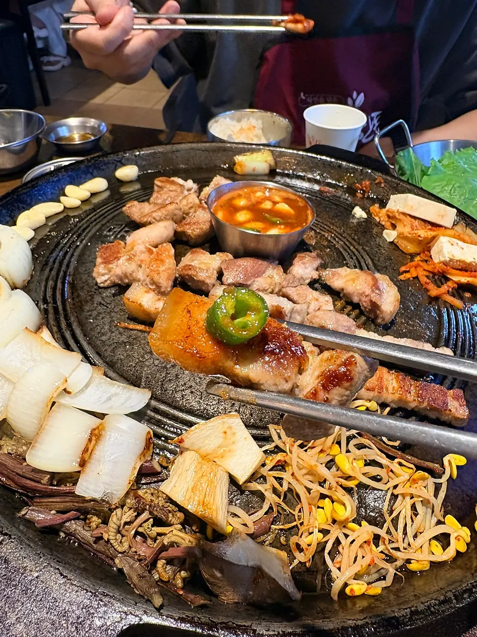 직접 만든 밑반찬과 고기 조합
