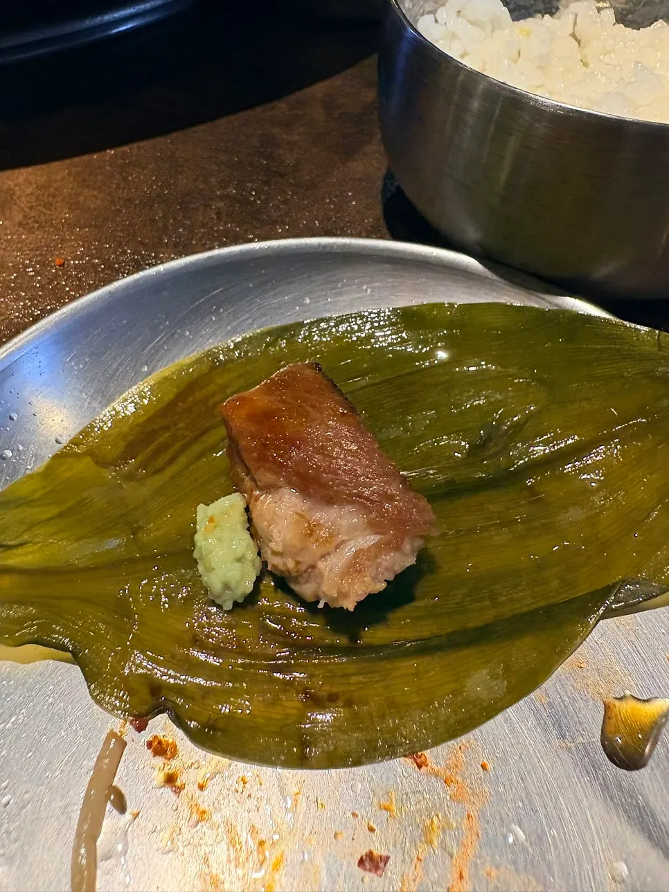 셀프바에서 리필한 김치와 반찬