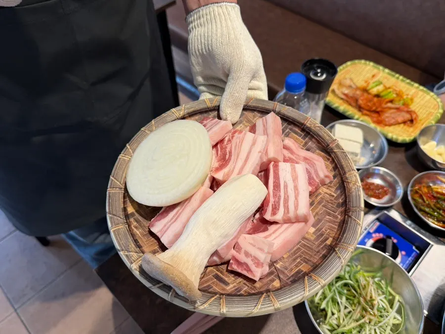 평일 저녁 손님으로 찬 고기가온당 홀