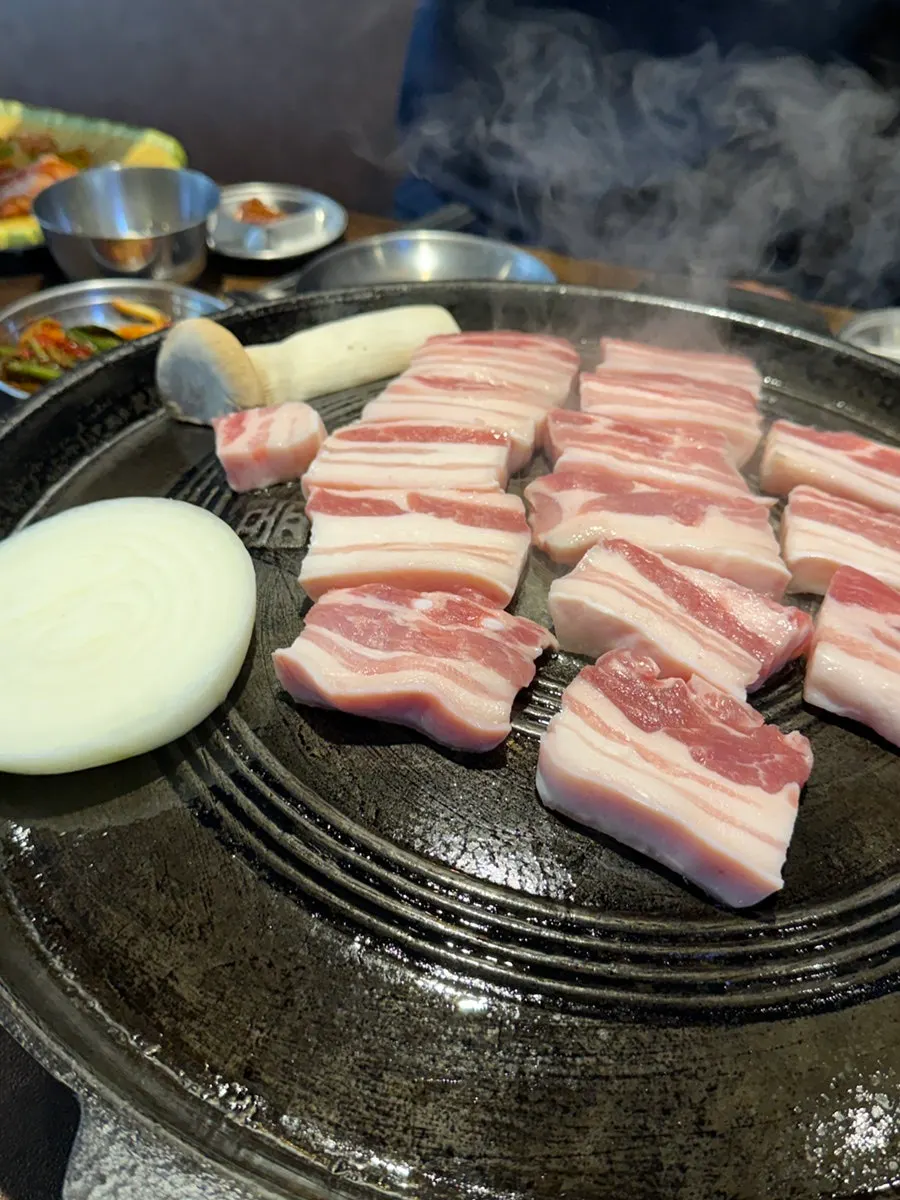 살코기와 비계 층이 보이는 오겹살