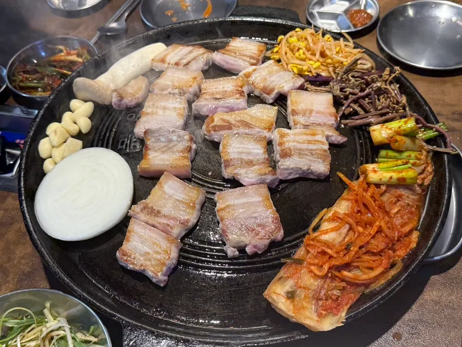 솥뚜껑 위에서 구워지는 오겹살