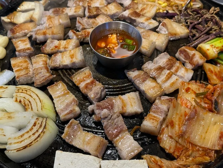 직접 구워주는 오겹살과 함께 익는 곁들임 재료