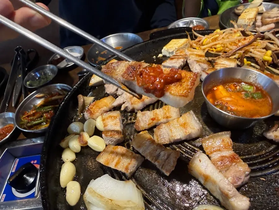 크기에 맞게 잘라준 구운 오겹살