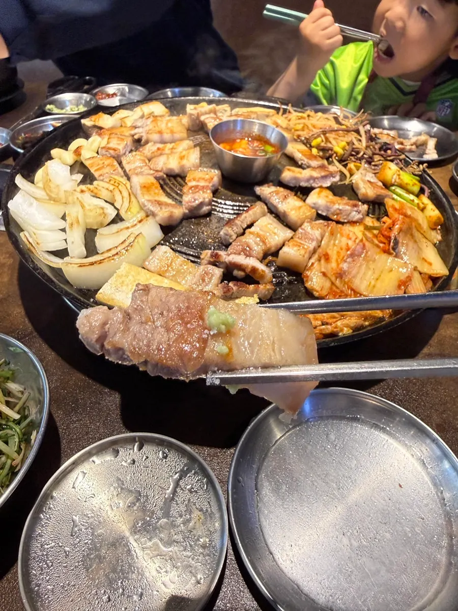 멸젓에 찍어 먹는 구운 오겹살 한 점
