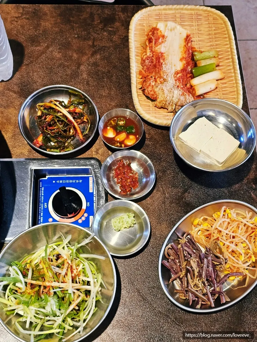 A plate of lettuce wraps from the self-serve bar