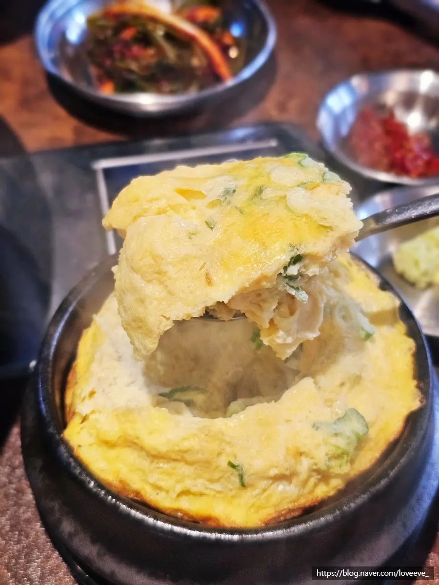 Meat and green onion kimchi on the cauldron lid
