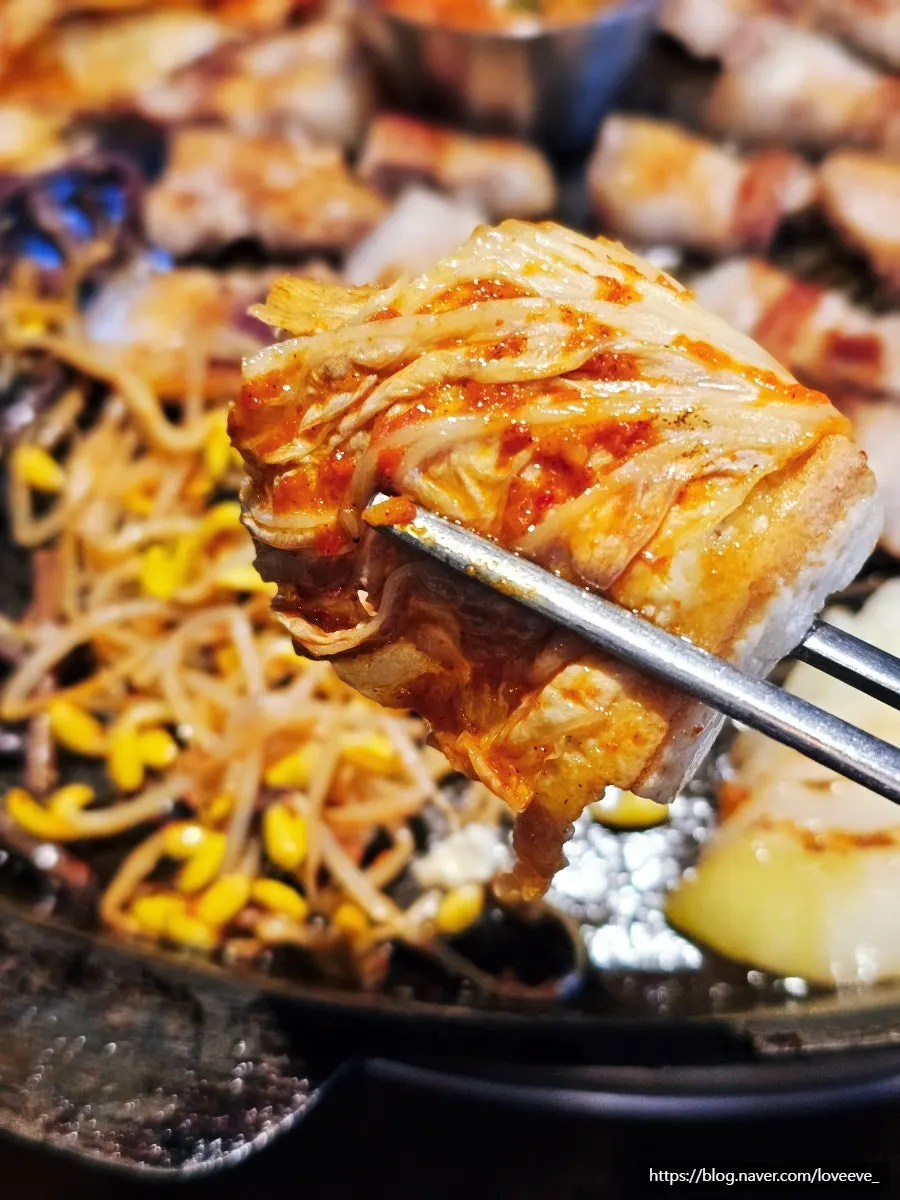 Tofu kimchi grilled in pork fat