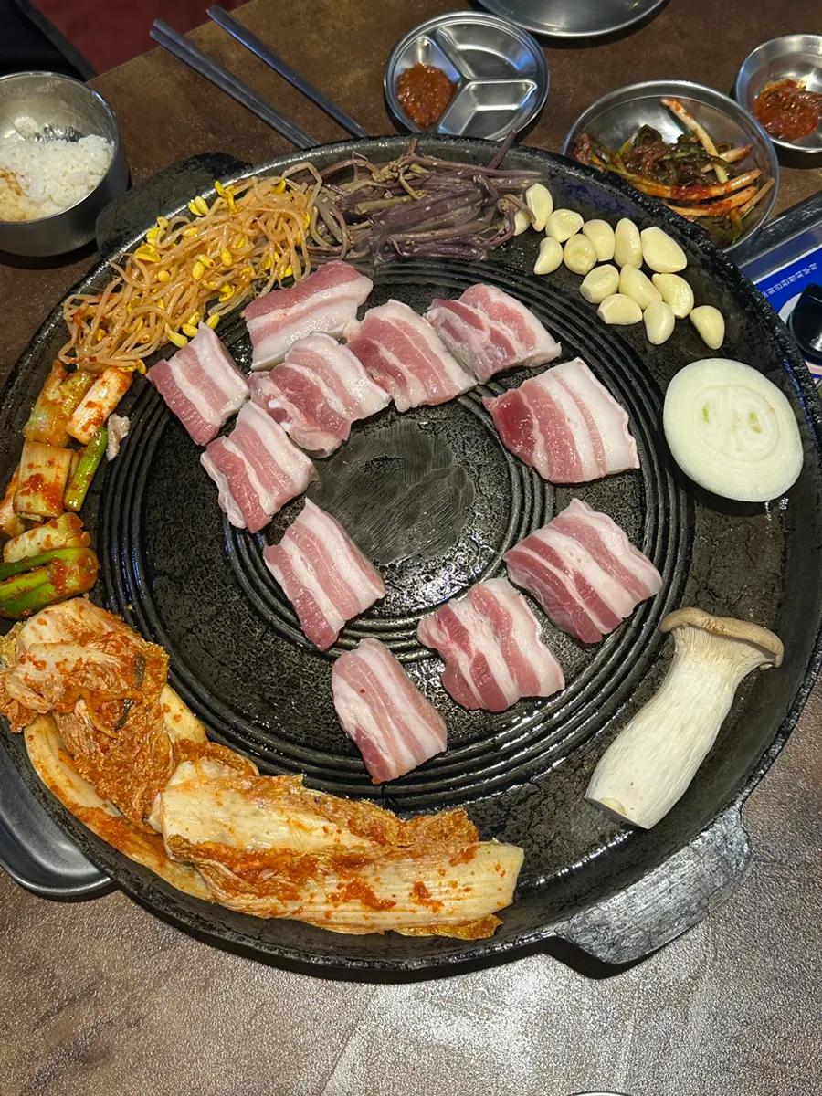 고기가온당 생오겹살 구워지는 솥뚜껑