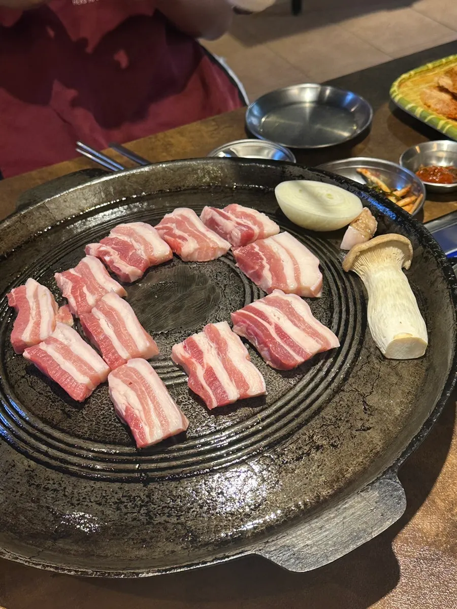 두툼하게 썰린 생오겹살 단면