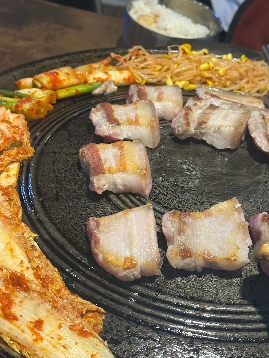 직원이 구워주는 솥뚜껑 오겹살