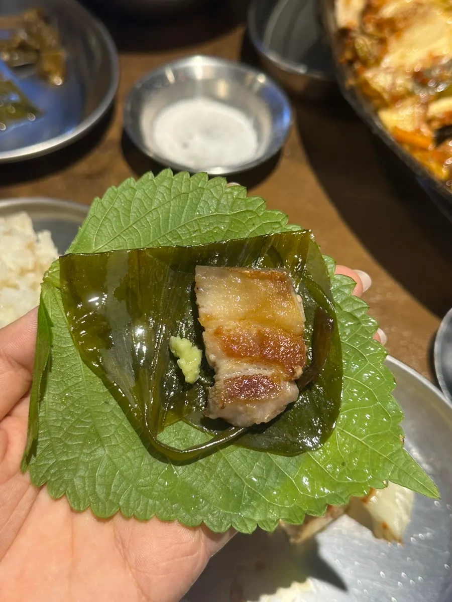 기름에 김치까지 함께 구워지는 솥뚜껑