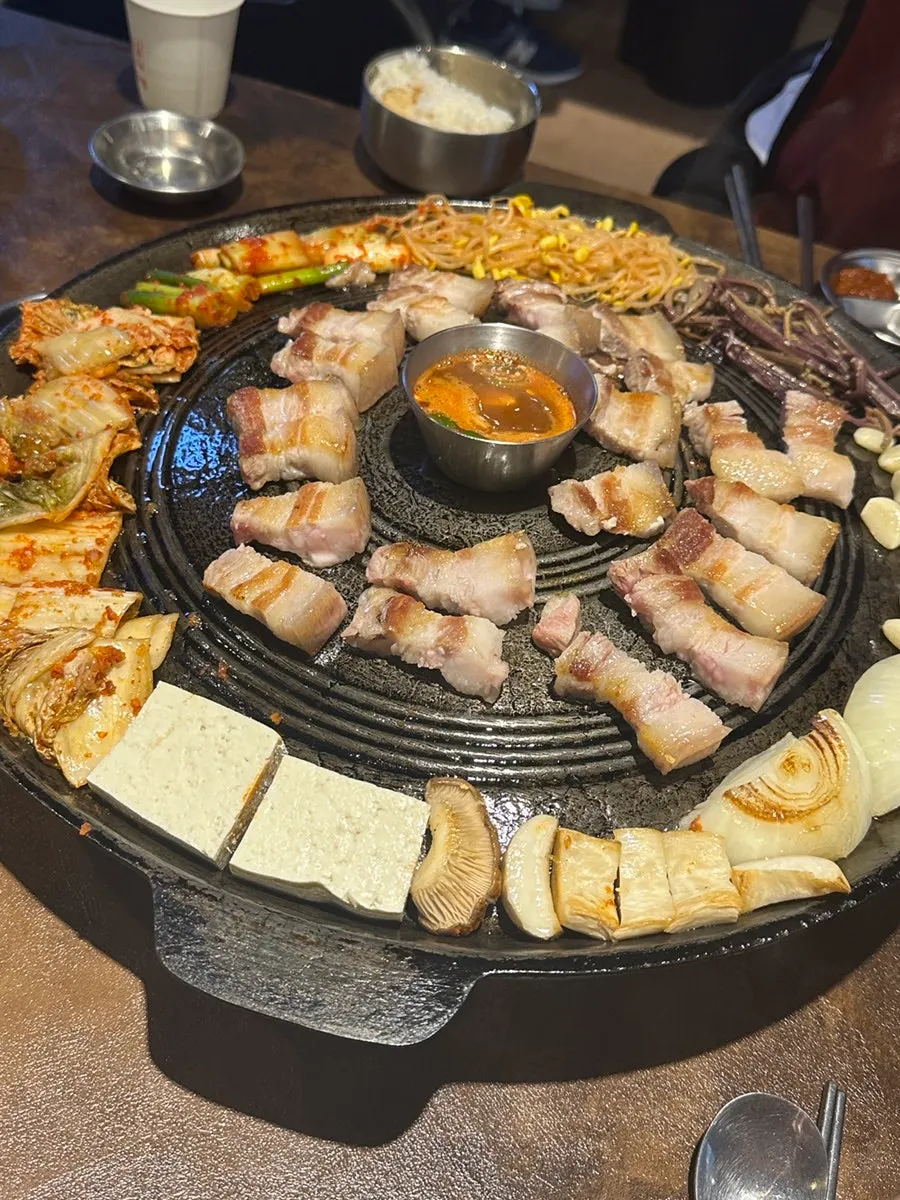 멜젓에 찍어 먹는 구운 오겹살