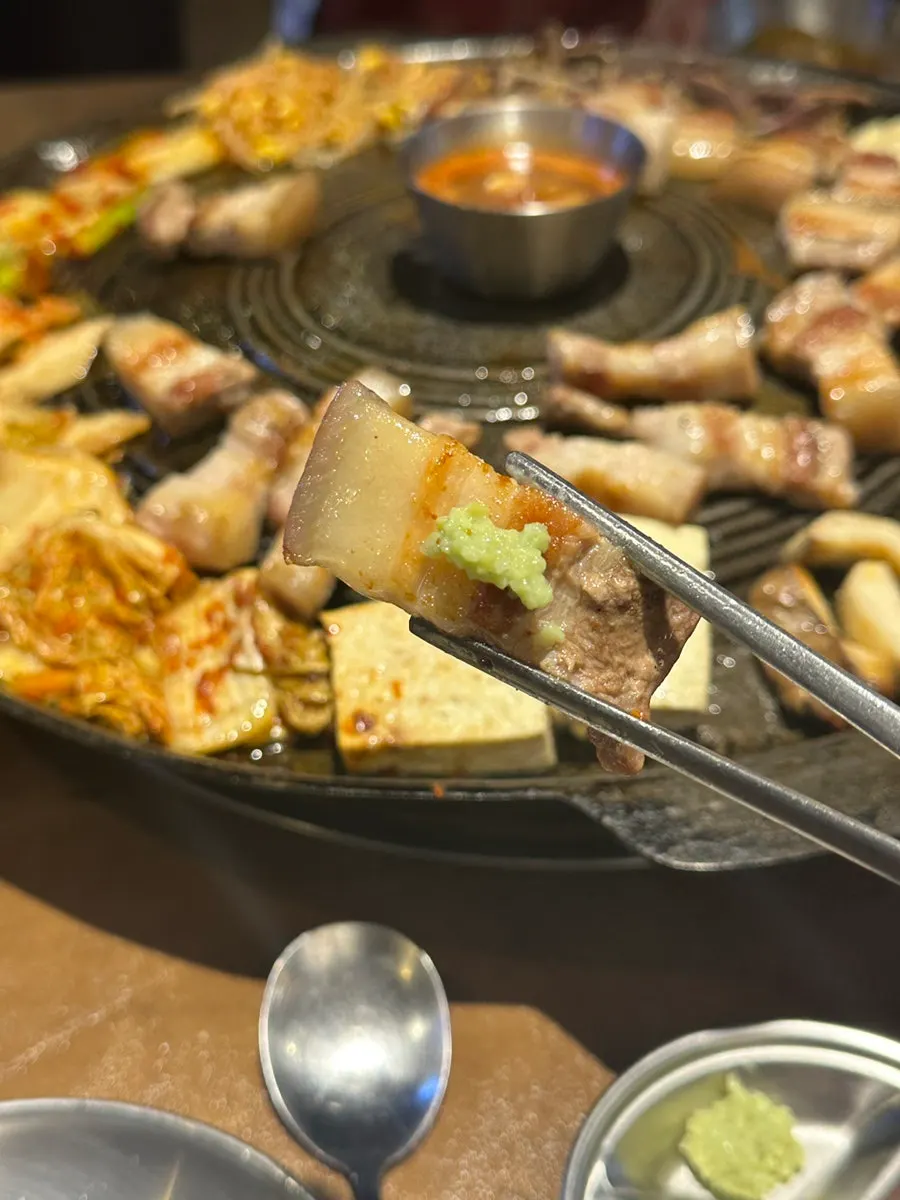 잘 구워진 고기가온당 오겹살 한 점