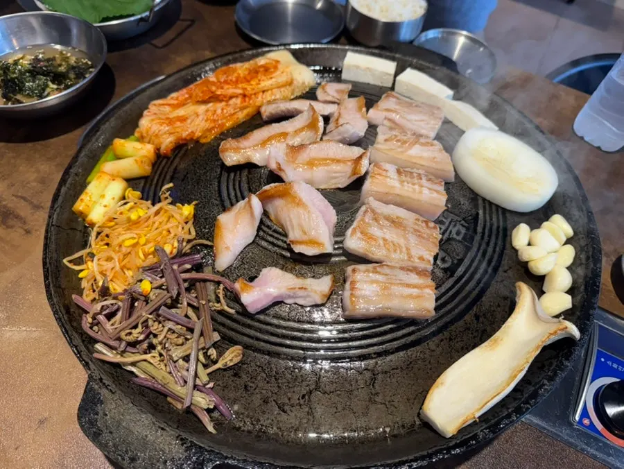 Cauldron-lid pork belly table setting at Gogigaondang Dongtan Branch