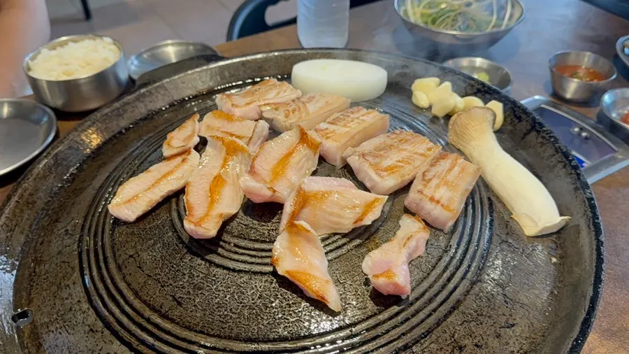 Gosari and bean sprouts grilling alongside the meat