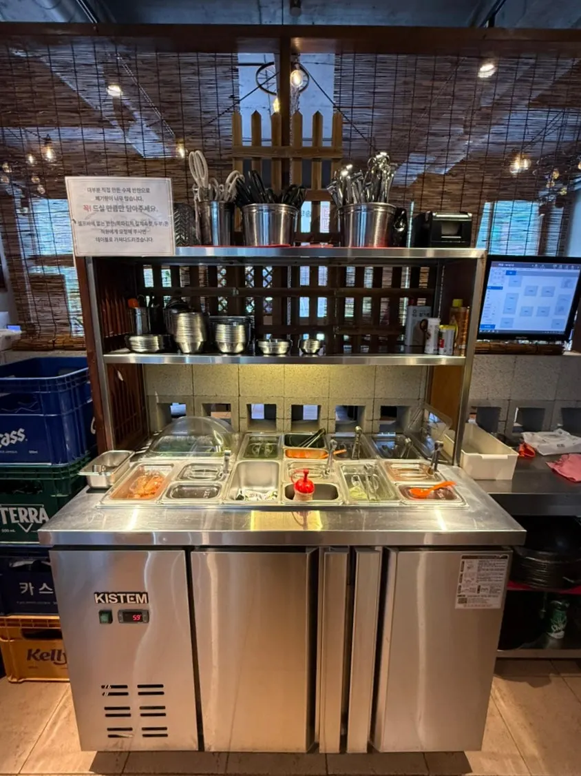 Self-serve side dish bar at Gogigaondang