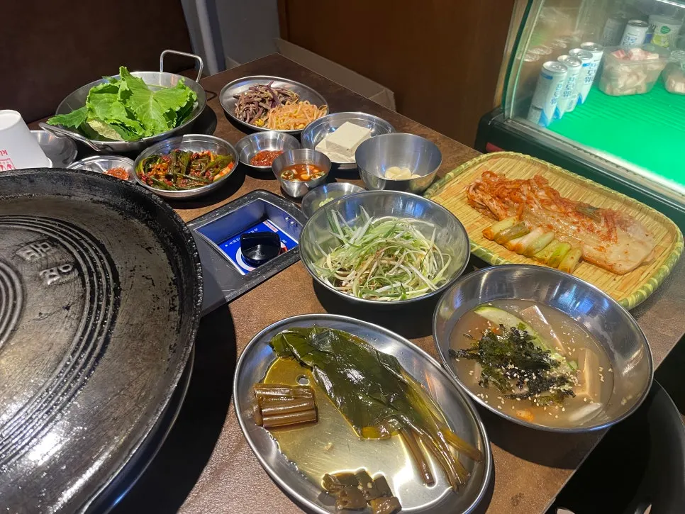 매장 한쪽 고기 보관 냉장고