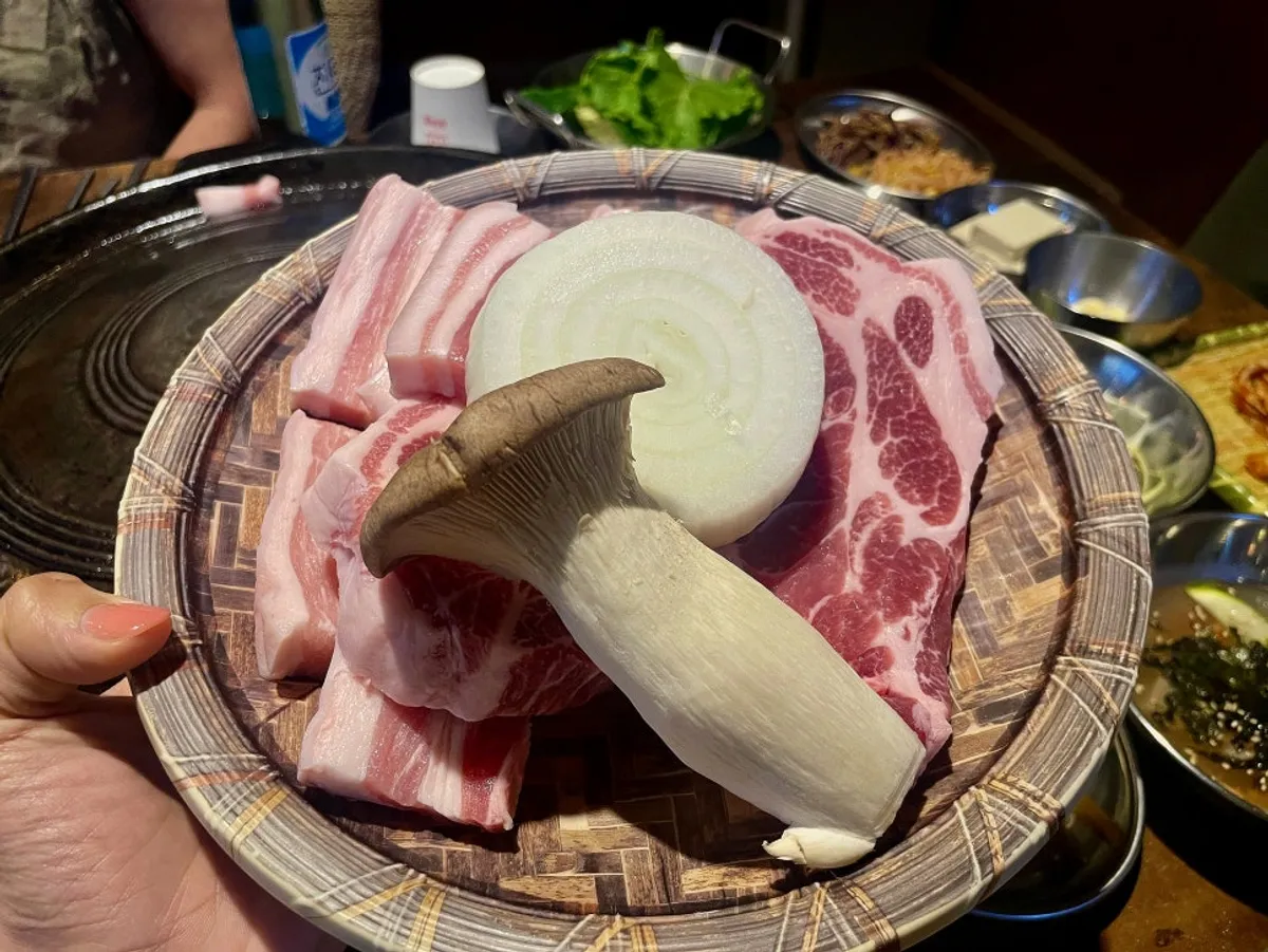 상추 깻잎 배추 당귀가 담긴 쌈채소 접시